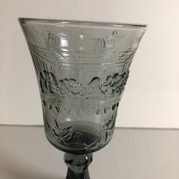 Tiara Exclusive Gray Glass Last Supper Cross Grape Vine Goblet Vintage T-292 #1 - Picture 3 of 7